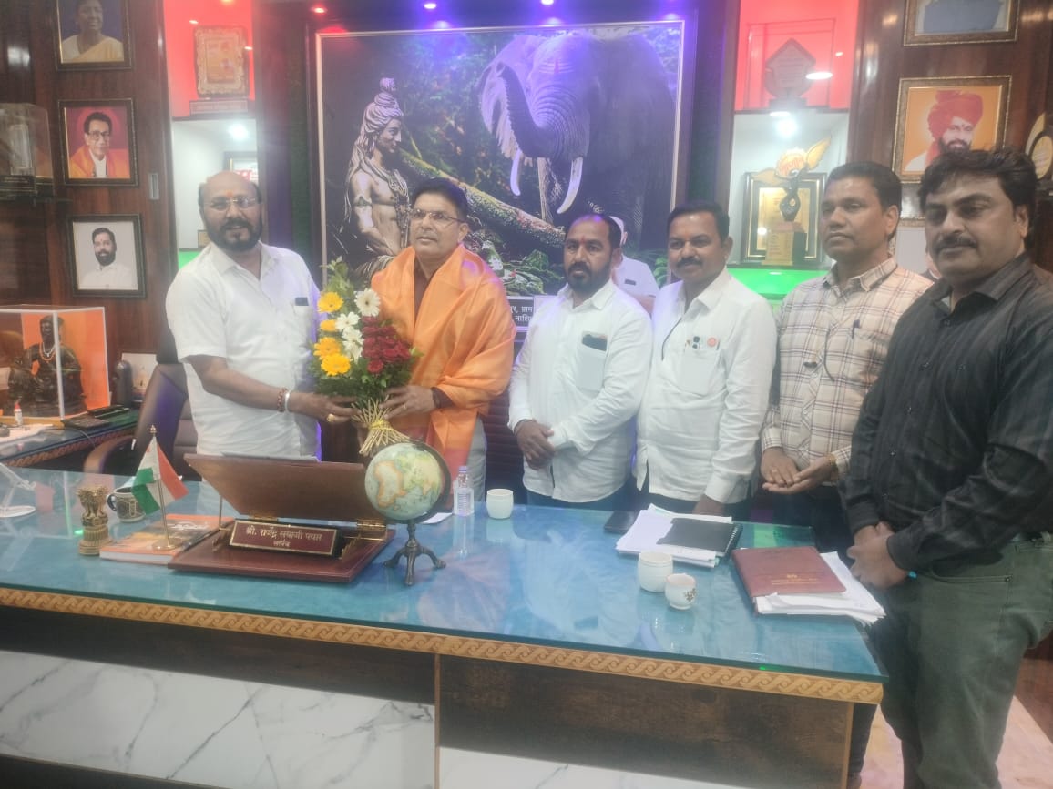 मा. अतिरिक्त मुख्य कार्यकारी अधिकारी जिल्हा परिषद नाशिक डॉ. श्री. अर्जुन गुंढे साहेब , गटविकास अधिकारी श्री.खातळे साहेब, विस्तार अधिकारी श्री.आनंद यादव सर समवेत लोकनियुक्त सरपंच श्री.राजाभाऊ पवार आदी यांची भेट